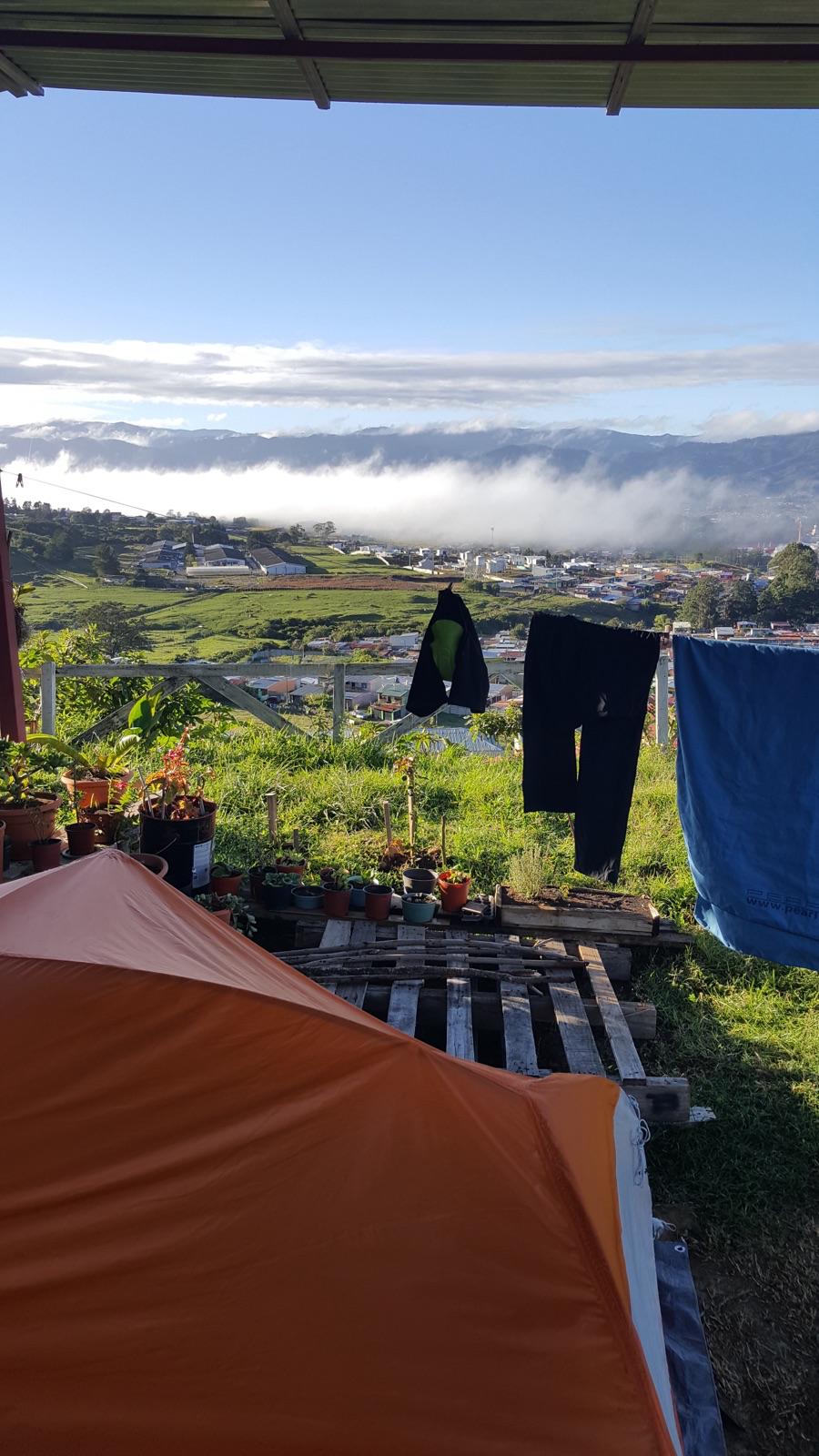 Blick über die Hügel Costa Ricas aus Josés Garten, mit Zelt und Wäscheleine im Vordergrund