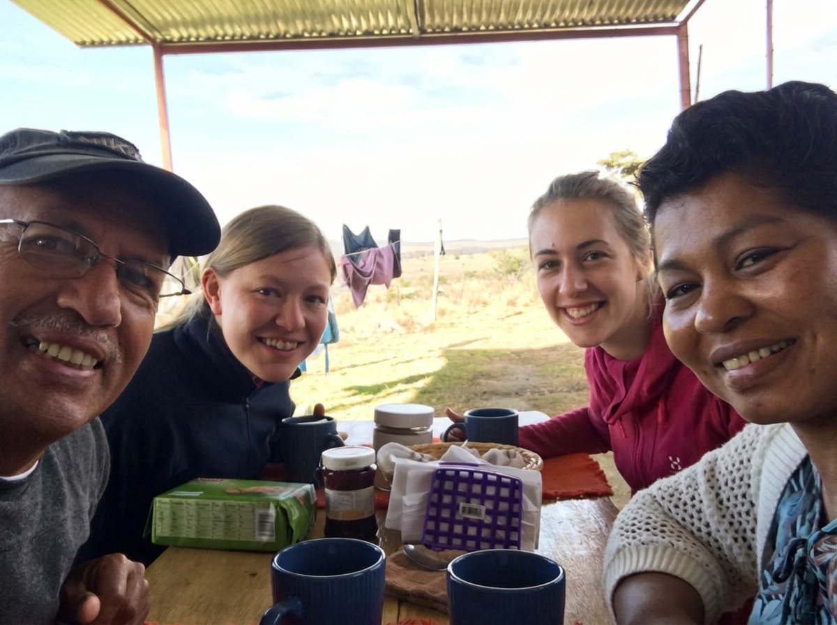 Jana und Jenni gemeinsam mit José und seiner Frau beim Frühstück in Costa Rica