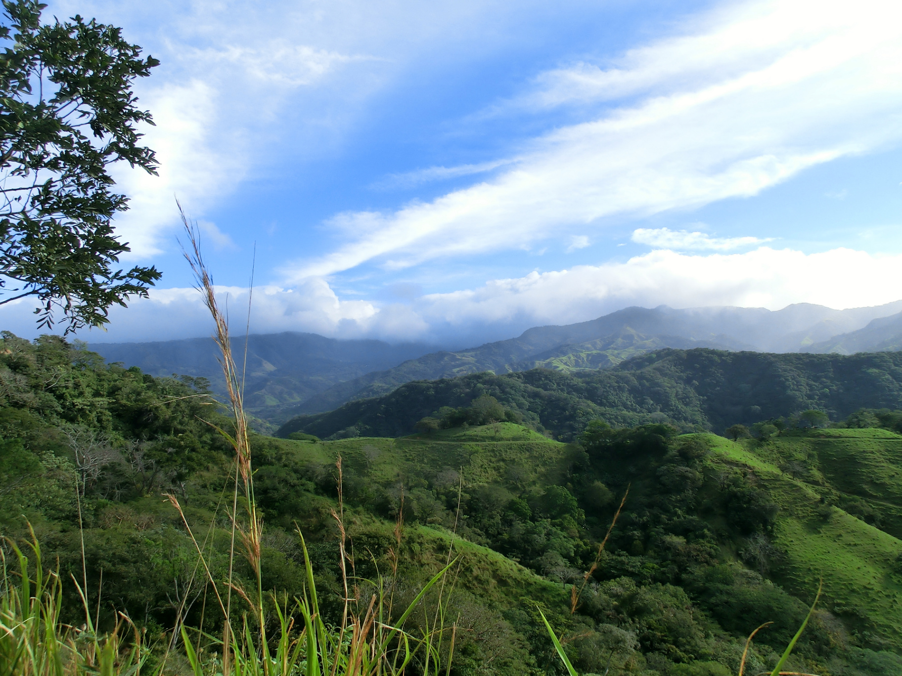 Grüne Hügel und Wolken über den Bergen Costa Ricas