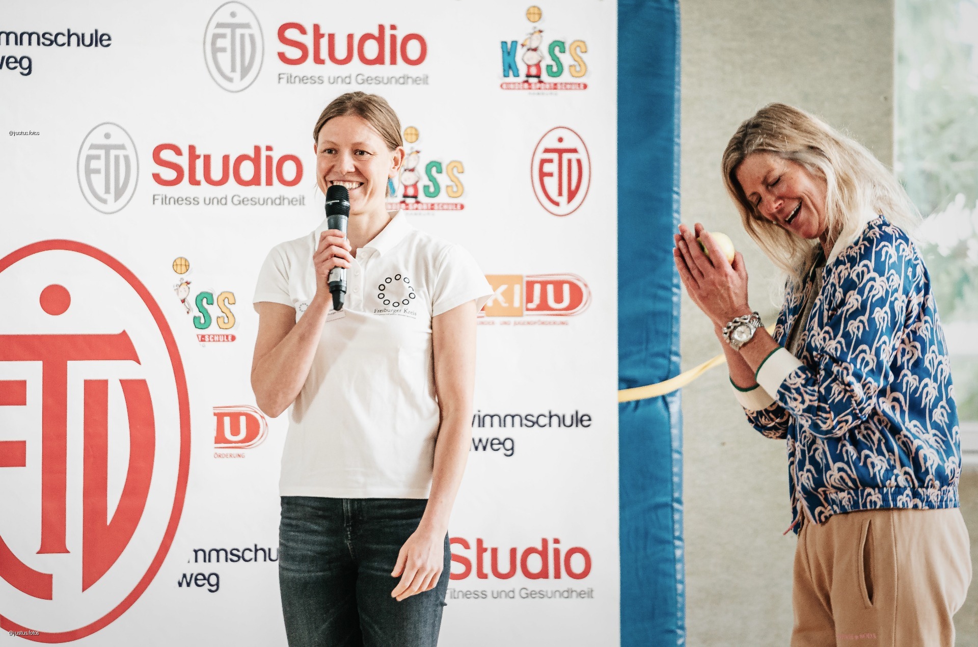 Jana Hasenberg moderiert ein Panel auf einer Konferenz