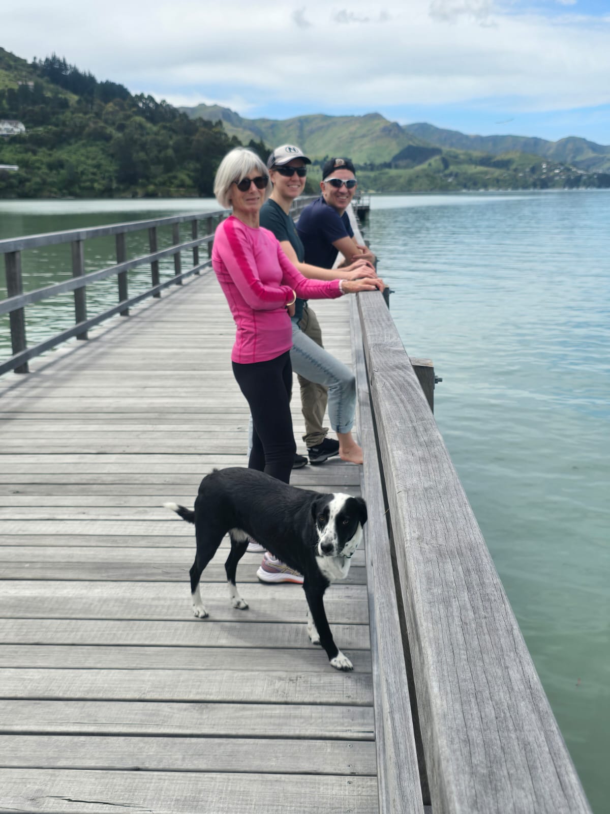 Gemeinsam auf dem Steg an einer Bucht in Neuseeland